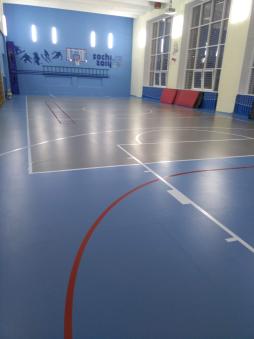 Зал оснащен спортивным оборудованием для занятий